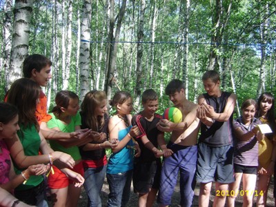 Волонтеры добровольческого объединения за здоровый образ жизни в спортивно- туристическом лагере 